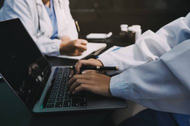 Profesyonel doktorlardan oluşan bir ekip ofisinde toplantı yapıyor.