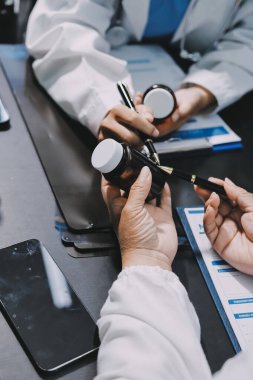 Profesyonel doktorlardan oluşan bir ekip ofisinde toplantı yapıyor.