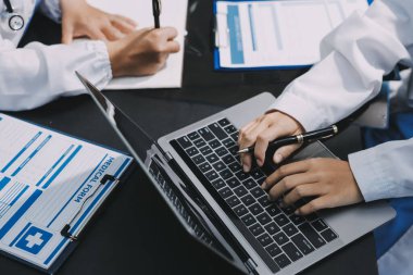 Profesyonel doktorlardan oluşan bir ekip ofisinde toplantı yapıyor.