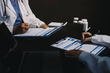 Profesyonel doktorlardan oluşan bir ekip ofisinde toplantı yapıyor.