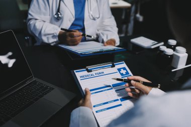 Profesyonel doktorlardan oluşan bir ekip ofisinde toplantı yapıyor.