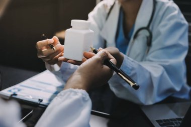 Profesyonel doktorlardan oluşan bir ekip ofisinde toplantı yapıyor.