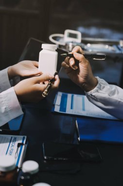 Profesyonel doktorlardan oluşan bir ekip ofisinde toplantı yapıyor.