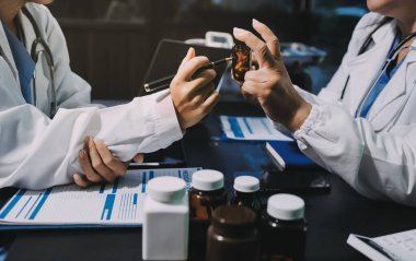 Profesyonel doktorlardan oluşan bir ekip ofisinde toplantı yapıyor.