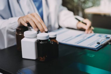 Profesyonel doktorlardan oluşan bir ekip ofisinde toplantı yapıyor.