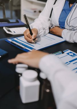 Profesyonel doktorlardan oluşan bir ekip ofisinde toplantı yapıyor.