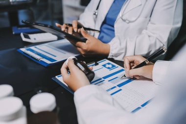 Profesyonel doktorlardan oluşan bir ekip ofisinde toplantı yapıyor.