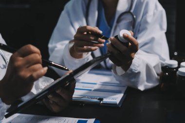 Profesyonel doktorlardan oluşan bir ekip ofisinde toplantı yapıyor.