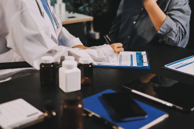 Doktor, hasta ve el bileğinde nabız var. Kan basıncı, sağlık veya hastanede danışmanlık için. Kadın tıp uzmanı, siyahi kadın veya klinikte sağlık hizmetleri, danışmanlık veya test için yardım eli