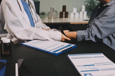 Doktor, hasta ve el bileğinde nabız var. Kan basıncı, sağlık veya hastanede danışmanlık için. Kadın tıp uzmanı, siyahi kadın veya klinikte sağlık hizmetleri, danışmanlık veya test için yardım eli