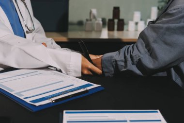 Doktor, hasta ve el bileğinde nabız var. Kan basıncı, sağlık veya hastanede danışmanlık için. Kadın tıp uzmanı, siyahi kadın veya klinikte sağlık hizmetleri, danışmanlık veya test için yardım eli