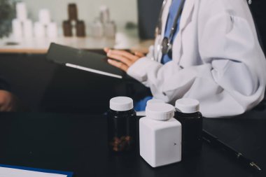 Doktor, hasta ve el bileğinde nabız var. Kan basıncı, sağlık veya hastanede danışmanlık için. Kadın tıp uzmanı, siyahi kadın veya klinikte sağlık hizmetleri, danışmanlık veya test için yardım eli