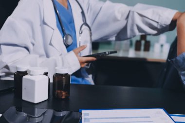 Doktor, hasta ve el bileğinde nabız var. Kan basıncı, sağlık veya hastanede danışmanlık için. Kadın tıp uzmanı, siyahi kadın veya klinikte sağlık hizmetleri, danışmanlık veya test için yardım eli