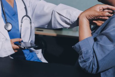 Doktor, hasta ve el bileğinde nabız var. Kan basıncı, sağlık veya hastanede danışmanlık için. Kadın tıp uzmanı, siyahi kadın veya klinikte sağlık hizmetleri, danışmanlık veya test için yardım eli