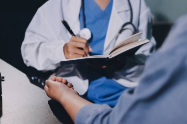 Doktor, hasta ve el bileğinde nabız var. Kan basıncı, sağlık veya hastanede danışmanlık için. Kadın tıp uzmanı, siyahi kadın veya klinikte sağlık hizmetleri, danışmanlık veya test için yardım eli