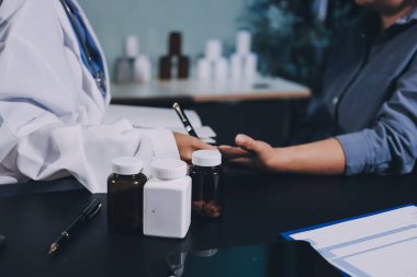 Doktor, hasta ve el bileğinde nabız var. Kan basıncı, sağlık veya hastanede danışmanlık için. Kadın tıp uzmanı, siyahi kadın veya klinikte sağlık hizmetleri, danışmanlık veya test için yardım eli