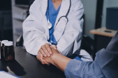 Kadın doktor ya da kadın sağlık personeli el ele tutuşarak, hastaya veya akrabalarına cesaret vererek, kadın sağlık görevlisi, doktor, terapist, tıp çalışanı kavramını benimsemiştir.