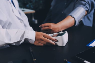 Doktorun kan basıncını ölçtüğü yakın plan.