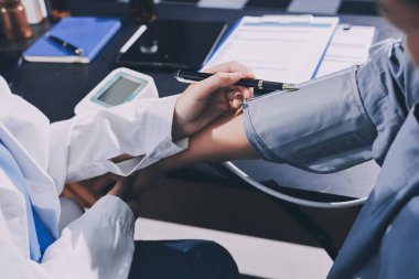 Doktorun kan basıncını ölçtüğü yakın plan.