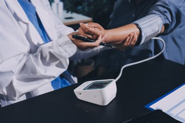 Doktorun kan basıncını ölçtüğü yakın plan.