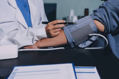 Doktorun kan basıncını ölçtüğü yakın plan.