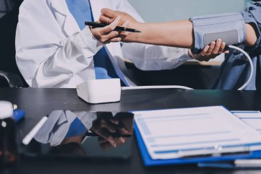 Doktorun kan basıncını ölçtüğü yakın plan.