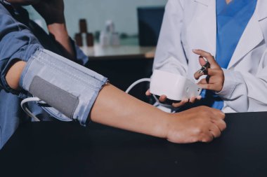 Doktorun kan basıncını ölçtüğü yakın plan.