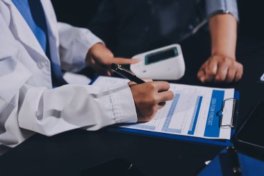 Doktorun kan basıncını ölçtüğü yakın plan.