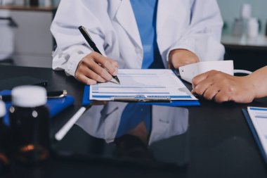 Doktorun kan basıncını ölçtüğü yakın plan.