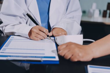 Doktorun kan basıncını ölçtüğü yakın plan.