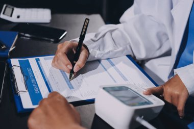 Doktorun kan basıncını ölçtüğü yakın plan.