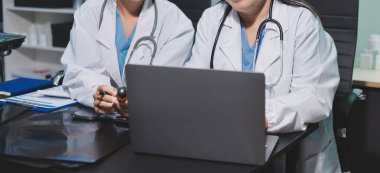 Profesyonel doktorlardan oluşan bir ekip ofisinde toplantı yapıyor.