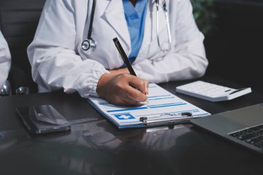 Profesyonel doktorlardan oluşan bir ekip ofisinde toplantı yapıyor.