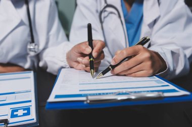 Profesyonel doktorlardan oluşan bir ekip ofisinde toplantı yapıyor.