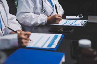 Profesyonel doktorlardan oluşan bir ekip ofisinde toplantı yapıyor.