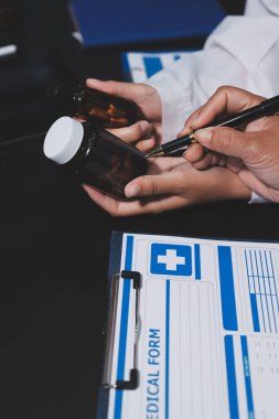 Profesyonel doktorlardan oluşan bir ekip ofisinde toplantı yapıyor.