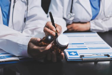 Profesyonel doktorlardan oluşan bir ekip ofisinde toplantı yapıyor.