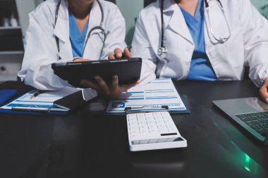 Profesyonel doktorlardan oluşan bir ekip ofisinde toplantı yapıyor.