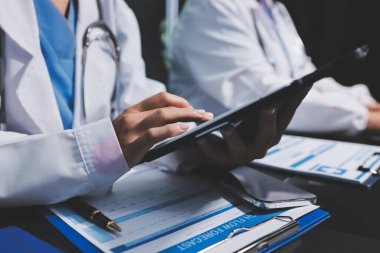 Profesyonel doktorlardan oluşan bir ekip ofisinde toplantı yapıyor.