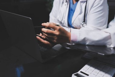 Profesyonel doktorlardan oluşan bir ekip ofisinde toplantı yapıyor.