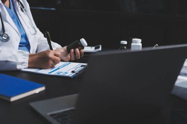 Profesyonel doktorlardan oluşan bir ekip ofisinde toplantı yapıyor.