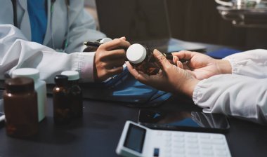 Profesyonel doktorlardan oluşan bir ekip ofisinde toplantı yapıyor.