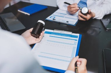 Profesyonel doktorlardan oluşan bir ekip ofisinde toplantı yapıyor.