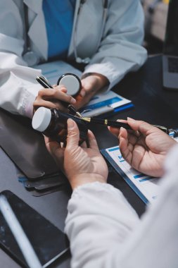 Profesyonel doktorlardan oluşan bir ekip ofisinde toplantı yapıyor.