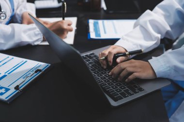 Profesyonel doktorlardan oluşan bir ekip ofisinde toplantı yapıyor.