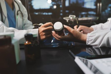 Profesyonel doktorlardan oluşan bir ekip ofisinde toplantı yapıyor.