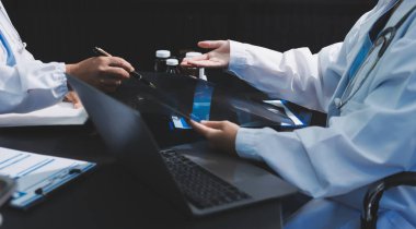 Profesyonel doktorlardan oluşan bir ekip ofisinde toplantı yapıyor.