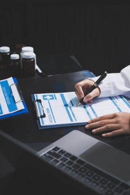 Profesyonel doktorlardan oluşan bir ekip ofisinde toplantı yapıyor.