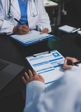 Profesyonel doktorlardan oluşan bir ekip ofisinde toplantı yapıyor.