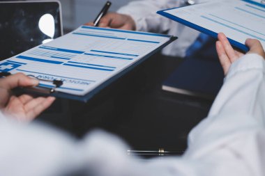 Profesyonel doktorlardan oluşan bir ekip ofisinde toplantı yapıyor.